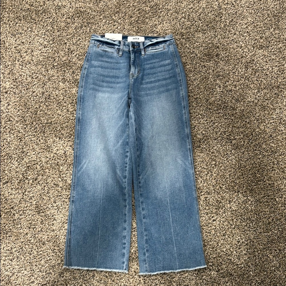 Mica wide leg cropped jeans-light wash
Never worn, new with tags